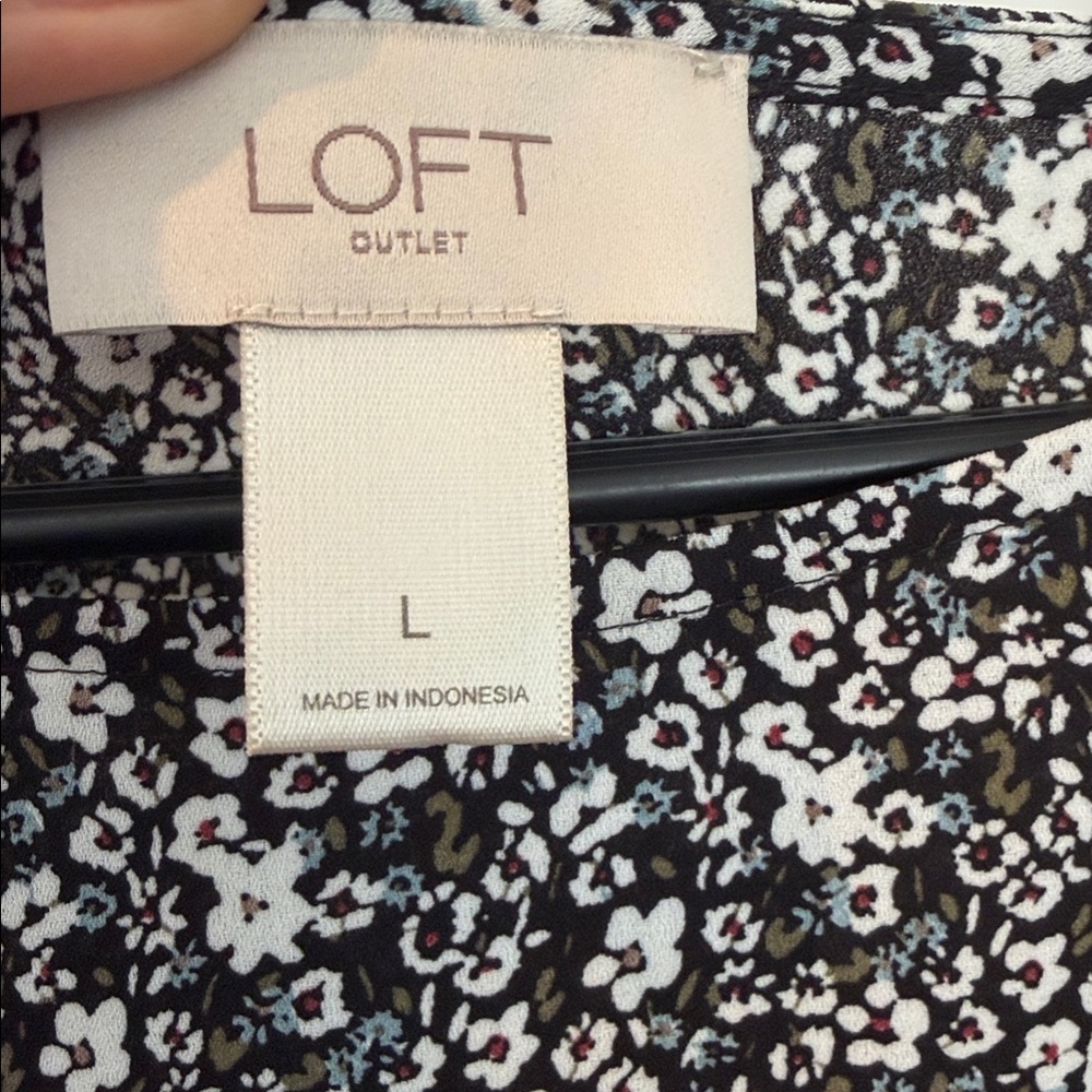Loft Women's Black Floral Short-Sleeve Blouse - Picture 2 of 4